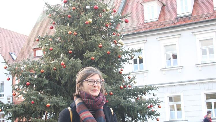 Annegret Liepold vor dem Weihnachtsbaum auf dem Höchstadter Marktplatz  Foto: Waltraud Enkert