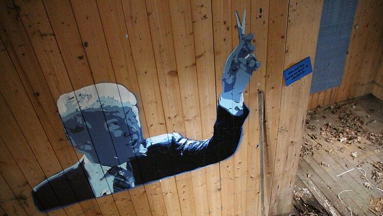 Die Schnitzeljagd führt in den Wald zwischen Uehlfeld und Vestenbergsgreuth. "The blue gallery": Der mysteriöse Künstler hat sich dort offenbar schon vor einem Jahr ein weiteres, verstecktes "Atelier" in einer verlassenen Hütte  eingerichtet. Foto: Christian Bauriedel