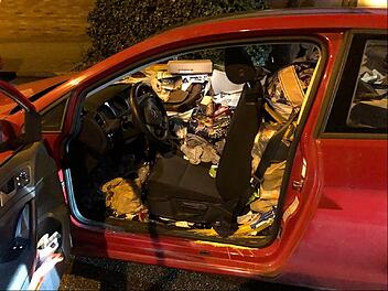 Ein vollgemülltes Auto, in dem der Fahrer kaum noch Platz zum sicheren Steuern hat. Die Polizei stoppte den Wagen bereits am 21.01.2022 in Essen und setzte dem Fahrer eine «Aufräumfrist».
