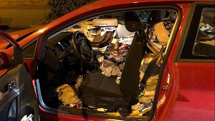 Ein vollgemülltes Auto, in dem der Fahrer kaum noch Platz zum sicheren Steuern hat. Die Polizei stoppte den Wagen bereits am 21.01.2022 in Essen und setzte dem Fahrer eine «Aufräumfrist».