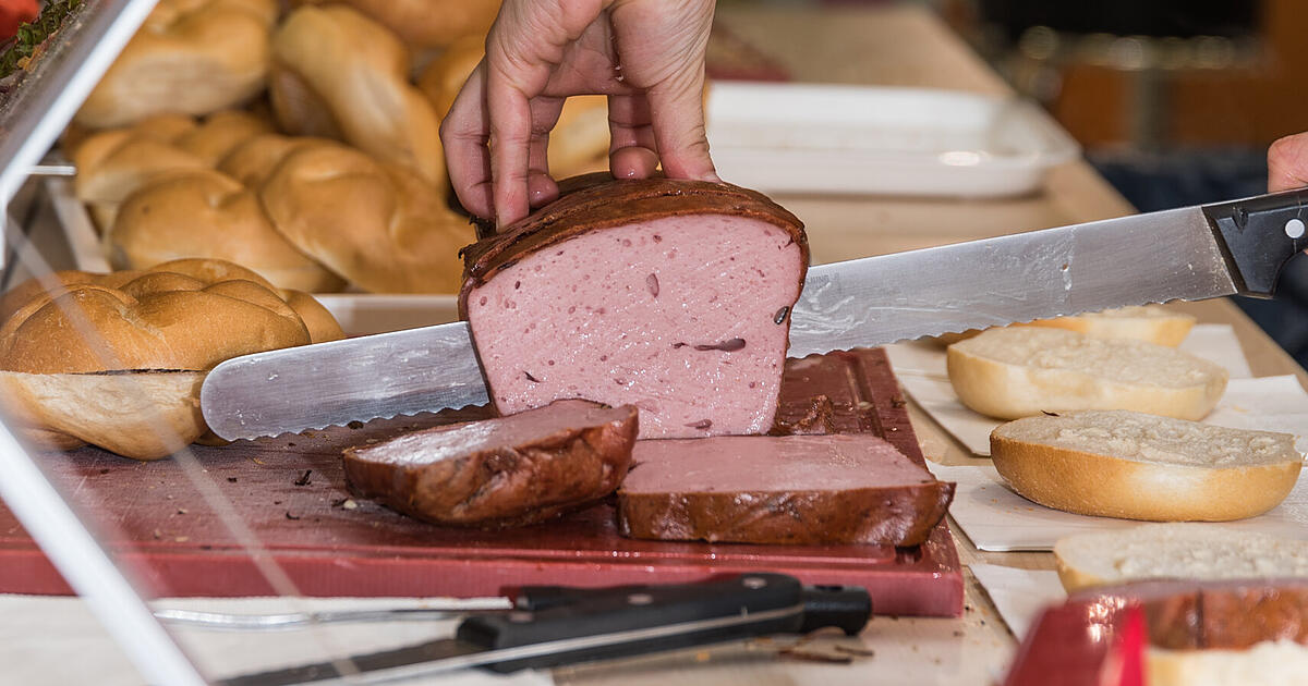 Besser essen während der Arbeit Leberkäs oder Salat? So ernährst du dich richtig