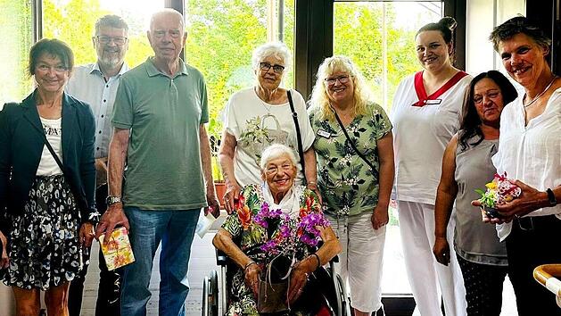 Ingrid Plötz (Bildmitte) mit einigen ihrer Gratulanten (v.l.): Bürgermeisterin Christine Frieß, Neffe Holger Hüber, Bruder Klaus Wessel, Nichte Helga Hübel, Jubilarin Ingrid Plötz, die Pflegekräfte des Altersheims, Martina Räder und Lisa Helmut, m...
