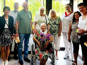 Ingrid Plötz (Bildmitte) mit einigen ihrer Gratulanten (v.l.): Bürgermeisterin Christine Frieß, Neffe Holger Hüber, Bruder Klaus Wessel, Nichte Helga Hübel, Jubilarin Ingrid Plötz, die Pflegekräfte des Altersheims, Martina Räder und Lisa Helmut, m...
