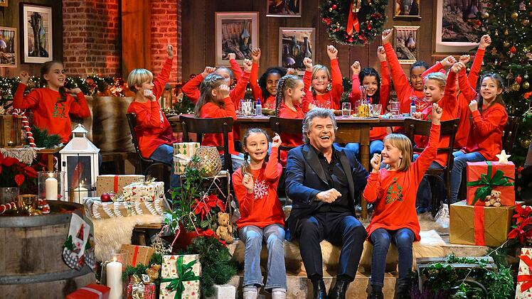 Der Erich-K&auml;stner-Kinderchor besucht den Schlagers&auml;nger Andy Borg am heiligen Abend.