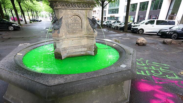 Protestbewegung f&auml;rbt Brunnenwasser gr&uuml;n - Hamburg