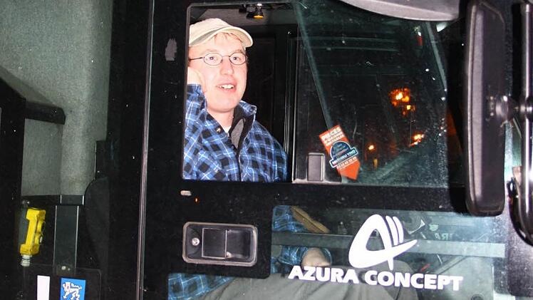 André Gottschalk ist mit der Kehrmaschine unterwegs.