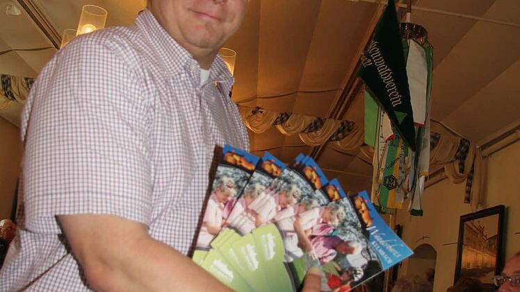 Bürgermeister Frank Wilzok verteilte die neue Broschüre "Wanderbares Kulmbach".