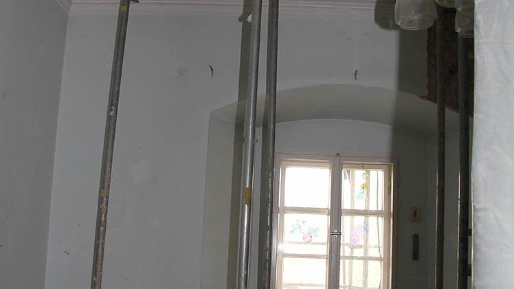 Kurzfristig musste Pater Roger aus seinem Zimmer ausziehen. Denn der Hausschwamm war so tief in die Holzkonstruktion eingedrungen, dass die Decke durchbrochen werden musste.