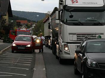 Die Fahrzeugkolonnen in Untersteinach und Kauerndorf sind vor allem in den Morgen- und Abendstunden nahezu ohne Lücke. Foto: Archiv/M. Beetz