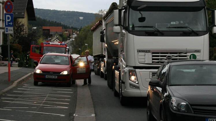 Die Fahrzeugkolonnen in Untersteinach und Kauerndorf sind vor allem in den Morgen- und Abendstunden nahezu ohne Lücke. Foto: Archiv/M. Beetz