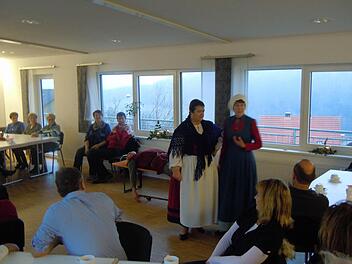 Dorothea Hanshans und Anneliese Albert in einer Szene.  Foto: Albert