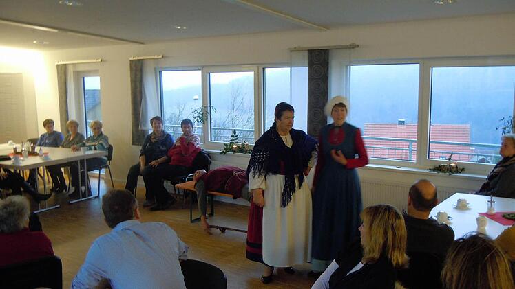 Dorothea Hanshans und Anneliese Albert in einer Szene.  Foto: Albert
