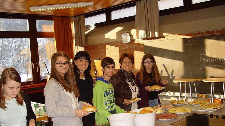 Asylbewerberkinder laden an der Mittelschule Bad Brückenau zum Frühstück ein. Foto: Brigitta Kempe-Wolf
