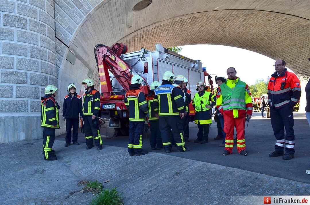 Auto geht im Main in Würzburg unter