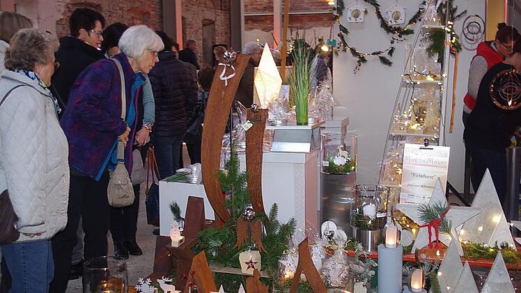 Beim Martini Markt gab es jede Menge wunderschöne, selbst hergestellte Weihnachtsdeko zu bewundern und natürlich auch zu kaufen.  Foto: Heike Schülein