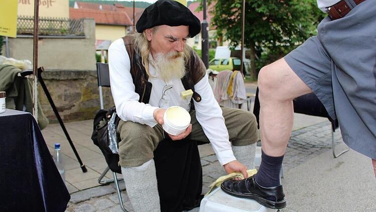 Für saubere Schuhe sorgte dieser Herr. Foto: Julia Raab