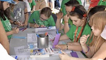 Das Griechische Alphabet lernten die Schüler beim Sommerfest durch einen Workshop kennen. Fotos: Gerold Snater