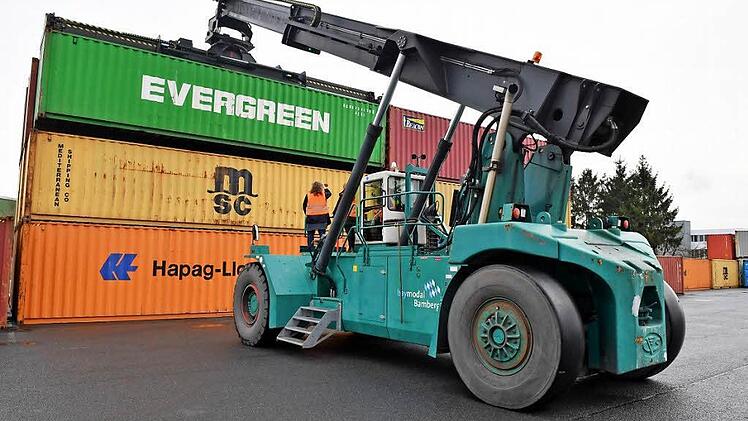 Der Greif-Stapler fürs Schwere: Solch ein "Reach-Stacker" hebt bis zu 45 Tonnen. 2017 wird die Baymodal GmbH sich ein weiteres dieser mobilen Umschlaggeräte anschaffen.  Foto: Ronald Rinklef