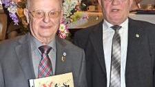 Peter Trinkwalter, seit 50 Jahren Vereinsvorsitzender, wurde geehrt - rechts Bernhard Zipfel.