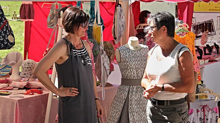 Über den Besuch an ihrem Stand einer Kundin, die bei ihr einen Nähkurs besucht hatte, freut sich Anette Peter-Röhner aus Ebern, die handgemachtes anbietet.