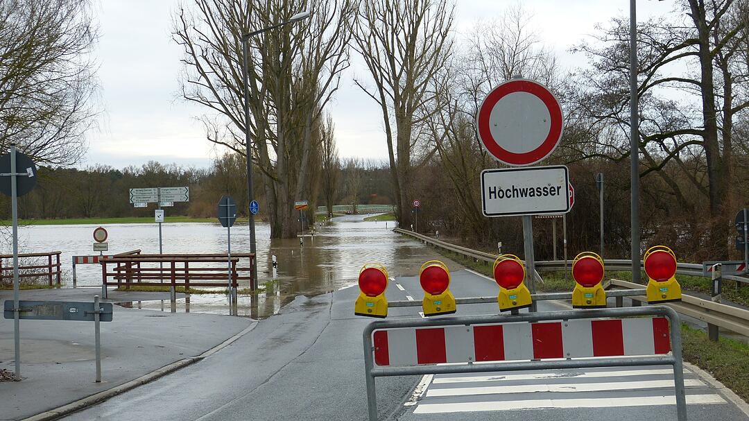 Die Folgen des schlechten Wetters der vergangenen Tagen sind frankenweit sichtbar. Am Freitag (05.01.2018) hat nun auch die Regnitz ihr Flussbett verlassen und für Überflutungen gesorgt. In Fürth-Stadeln musste die gleichnamige Landstraße daher gesperrt werden, da die Fahrbahn mittlerweile komplett überflutet ist. Auch eine Baustelle an der Vacherstraße steht zentimetertief unter Wasser und kann nur noch mit Gummistiefeln betreten werden.