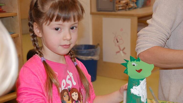 Die vierjährige Valeria mit ihrem selbst gebastelten Jolinchen.  Foto: Uschi Prawitz