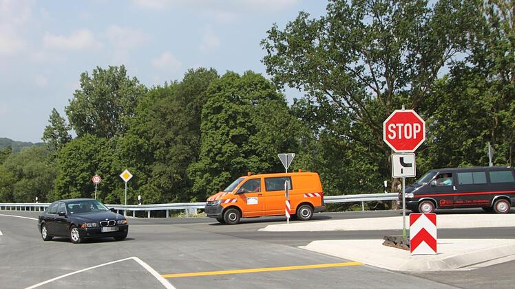 An der neuen Kreuzung bei Melkendorf-West gelangt man von der Umgehung auf die jetzige Ortsdurchfahrt.