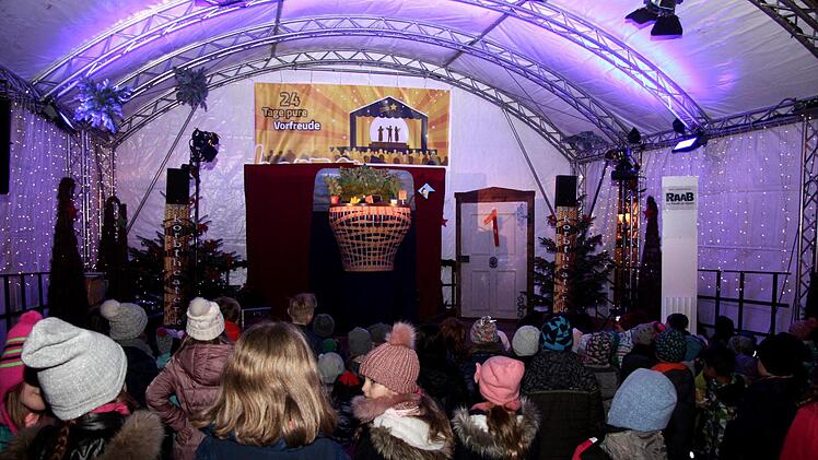 Impressionen vom ersten Türla des Lebendigen Adventskalenders     Foto: Richard Sänger