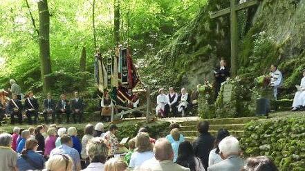 Der Gottesdienst im "Hain des Ostens" bei Muggendorf  Foto: Paul Pöhlmann