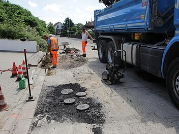 Der Heppstädter Weg in Hemhofen ist eine Kreisstraße. Der Landkreis lässt hier die Fahrbahndecke erneuern.  Foto: Andreas Dorsch