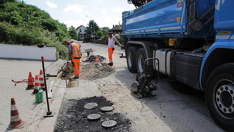 Der Heppstädter Weg in Hemhofen ist eine Kreisstraße. Der Landkreis lässt hier die Fahrbahndecke erneuern.  Foto: Andreas Dorsch