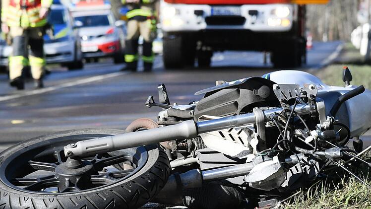 Auf der Autobahn hat sich ein Unfall ereignet. Symbolfoto: Julian St&auml;hle/dpa