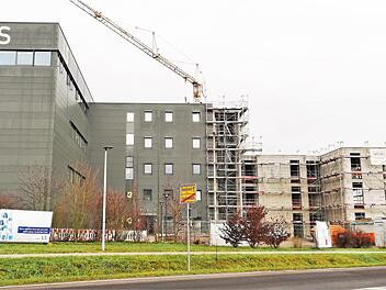 Auf der verbliebenen Grundstücksfläche zwischen dem Hauptgebäude und dem noch in Bau befindlichen Bürogebäude (rechts) will LS SE zur Straße hin eine neue Cafeteria bauen. Foto: Sigismund von Dobschütz