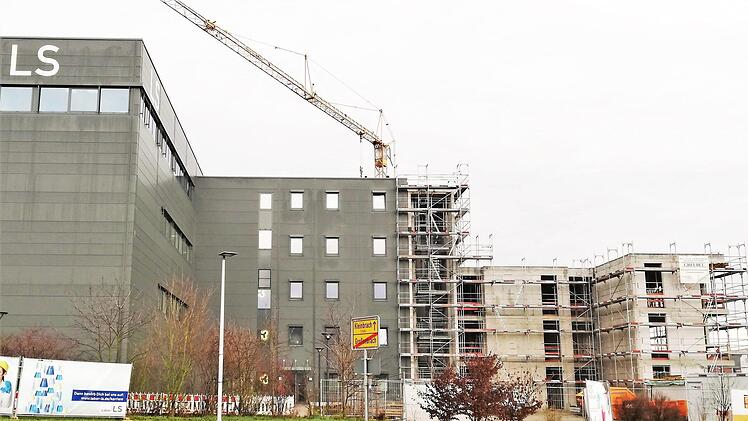 Auf der verbliebenen Grundstücksfläche zwischen dem Hauptgebäude und dem noch in Bau befindlichen Bürogebäude (rechts) will LS SE zur Straße hin eine neue Cafeteria bauen. Foto: Sigismund von Dobschütz