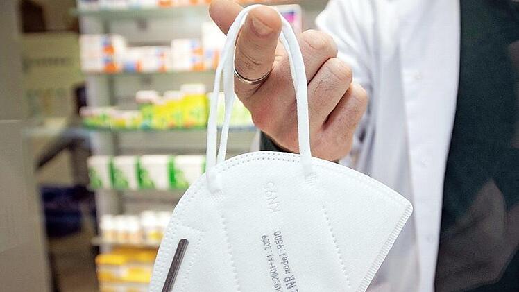 Für pflegende Angehörige gibt es in Nüdlingen in der Apotheke kostenlose FFP2-Masken.  Foto: Symbolbild/Friso Gentsch/dpa