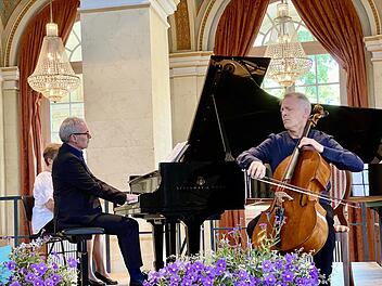 Alban Gerhardt mit seinem Cristofori, ein ganz seltenes Instrument, und Pianist Markus Becker.