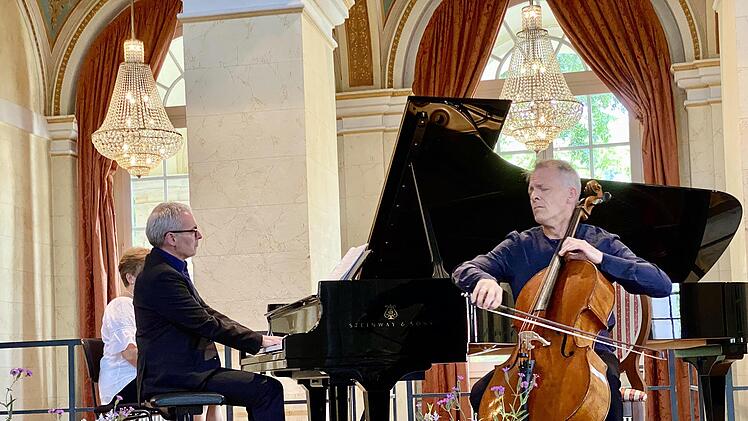 Alban Gerhardt mit seinem Cristofori, ein ganz seltenes Instrument, und Pianist Markus Becker.