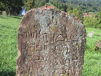 Ein Rätsel auf dem jüdischen Friedhof Pfaffenhausen ist gelöst: Dieser Grabstein gehört zu einer verstorbenen Frau Sprinz.