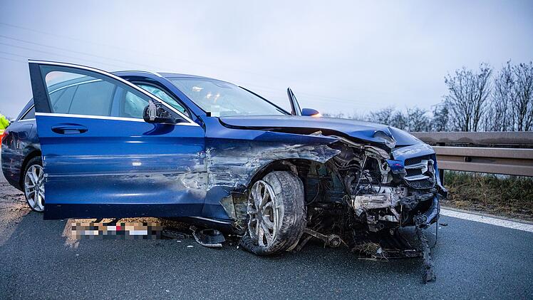 Mercedes prallt in Leitplanke: Drei Menschen verletzt
