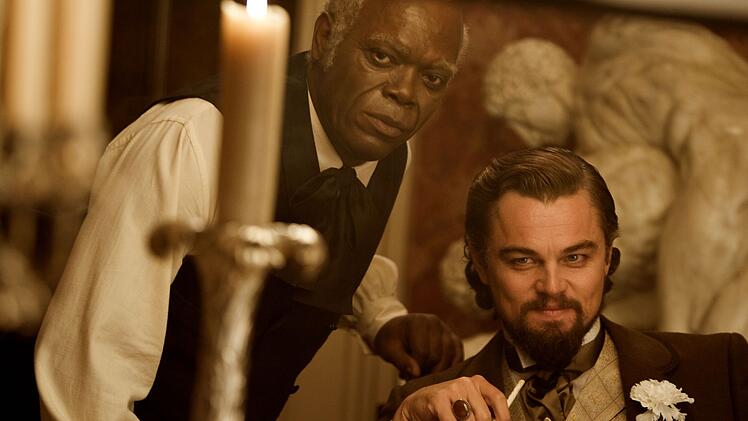 "Haussklave" Stephen (Samuel L. Jackson, links) steht bedingungslos Loyal zu Plantagenbesitzer Calvin Candie (Leonardo DiCaprio).
