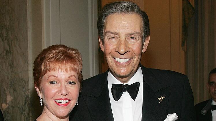 Auch Jerry Orbach (Bild, mit Ehefrau Elaine) war bereits ein gestandener Broadway-Star, bevor er bei "Dirty Dancing" mitspielte. Von 1992 bis zu seinem Tod spielte er in der Serie "Law & Order".