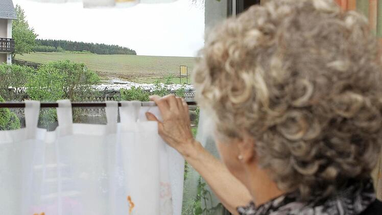 Vier Tage sind vergangen und noch immer ängstigt der Acker gegenüber ihres Hauses die Rentnerin Anita Fröba. Fotos: Jan Koch
