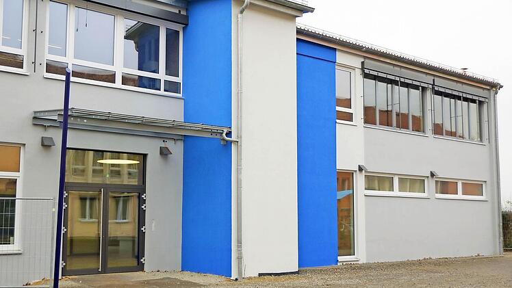 Der neue Eingang mit dem Anbau für den Fahrstuhl