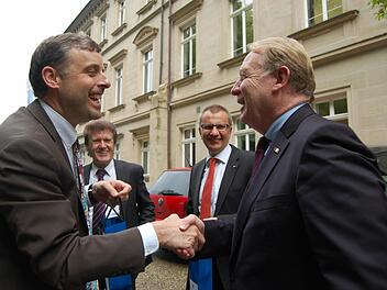 Generalkonsul William Ernest Moeller III (links) bedankt sich bei Hans Michelbach (rechts) für die Gastfreundschaft. Dazwischen IHK-Präsident Friedrich Herdan (Zweiter von links) und IHK-Hauptgeschäftsführer Siegmar Schnabel. Foto: Oliver Schmidt