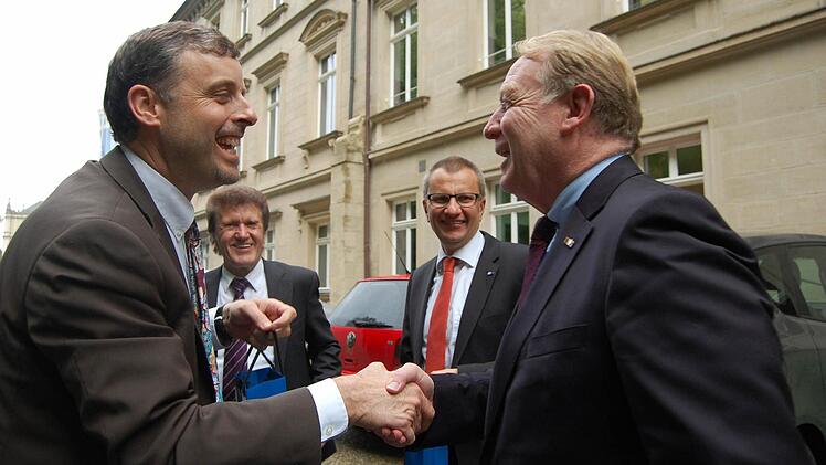 Generalkonsul William Ernest Moeller III (links) bedankt sich bei Hans Michelbach (rechts) für die Gastfreundschaft. Dazwischen IHK-Präsident Friedrich Herdan (Zweiter von links) und IHK-Hauptgeschäftsführer Siegmar Schnabel. Foto: Oliver Schmidt