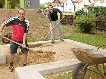 Bürgermeister Matthias Schneider (links) und Architekt Sebastian Pol-lach hielten ihr Versprechen und packten an.  Foto: Carmen Schuler-Bierbaums