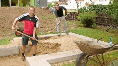 Bürgermeister Matthias Schneider (links) und Architekt Sebastian Pol-lach hielten ihr Versprechen und packten an.  Foto: Carmen Schuler-Bierbaums