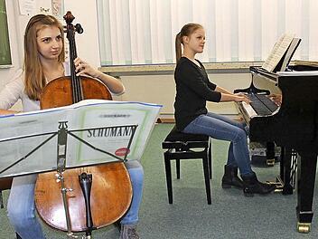 Marleen Kotschenreuther am Cello und Lea Gießer am Flügel bereiten sich im Duo auf den Wettbewerb "Jugend musiziert" vor.  Foto: Ramona Popp