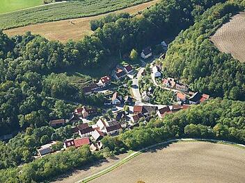 Das in einem Talkessel liegende Tiefenhöchstadt. Das Wasser stürzte 1816 über die steilen Hänge und zwei Senken von den Hochflächen herab und erreichte im Dorf zwei Meter Höhe. Fotos: Wolfgang Rössler