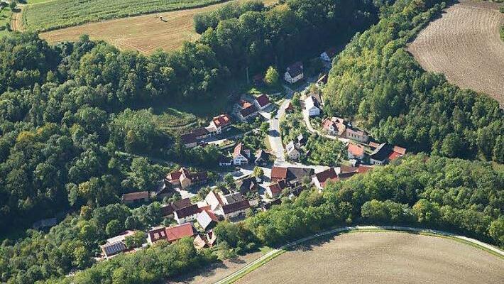 Das in einem Talkessel liegende Tiefenhöchstadt. Das Wasser stürzte 1816 über die steilen Hänge und zwei Senken von den Hochflächen herab und erreichte im Dorf zwei Meter Höhe. Fotos: Wolfgang Rössler